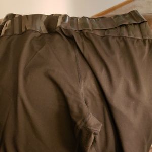 Vs pink criss cross legging